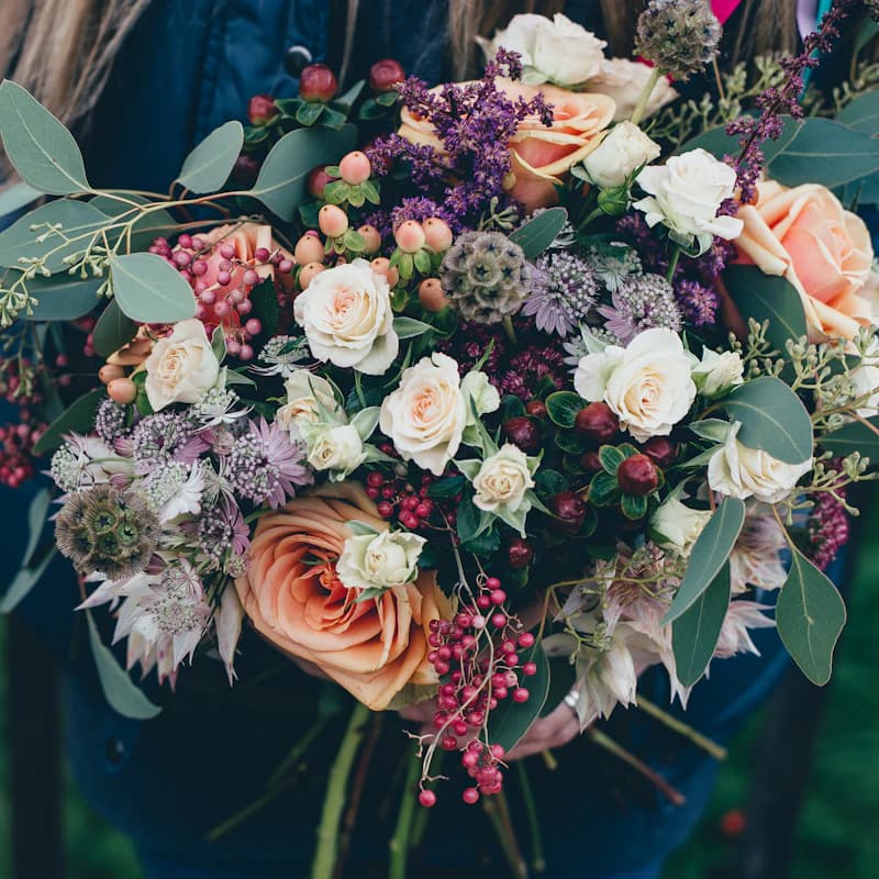 Bouquet artisanal de roses, baies et eucalyptus — Les Fleurs de Marie